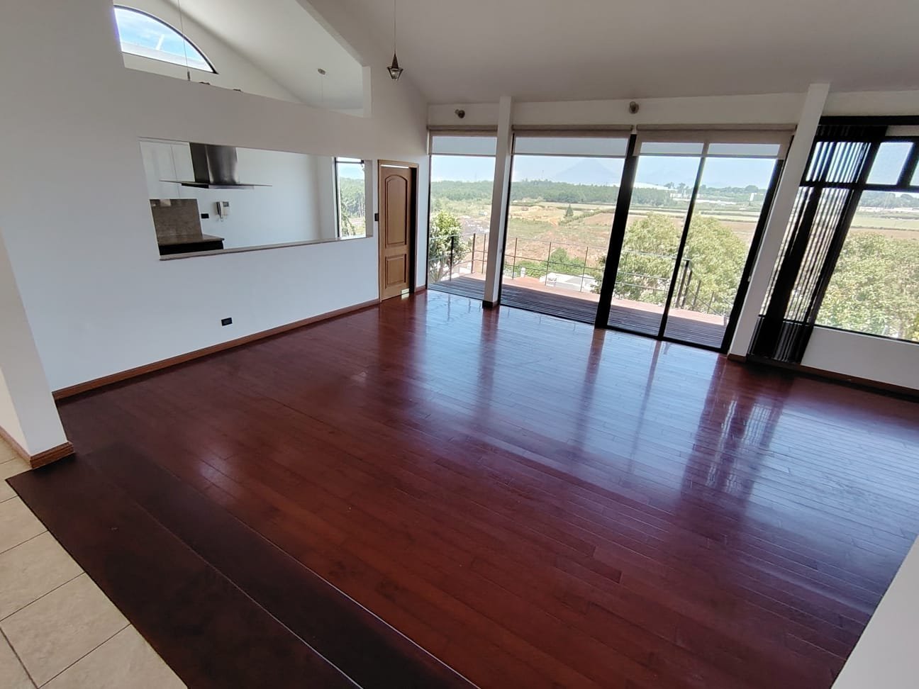 Casa en venta con jardín y vista al volcán en Fraijanes