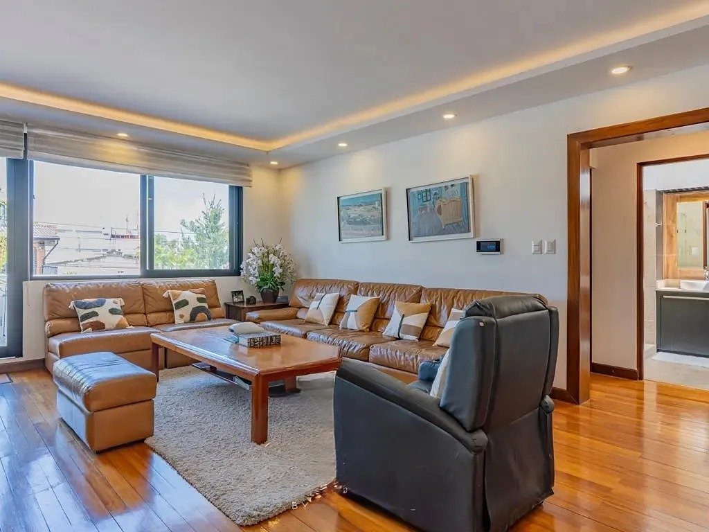 Casa con piscina y jardin en venta -4 habitaciones en zona 15