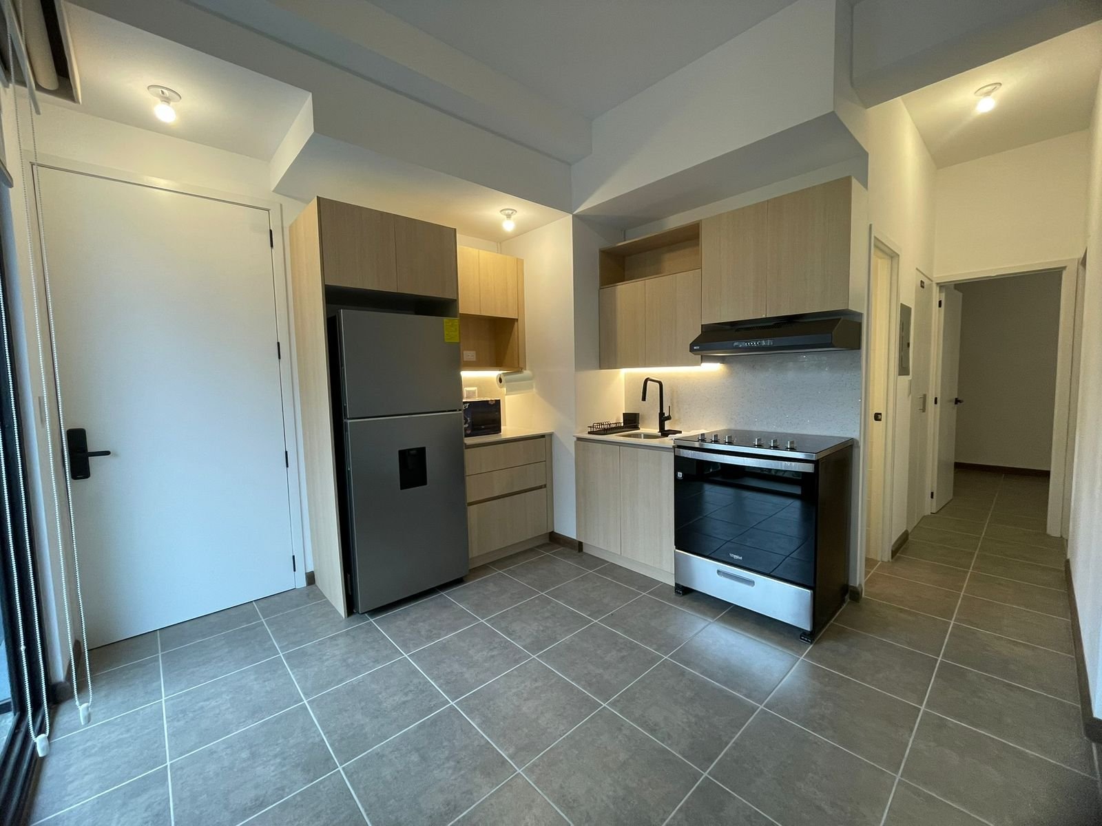 Renta de apartamento de 2 habitaciones atrás de Metro 15
