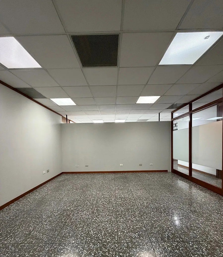 Oficina tabicada en renta en edificio exclusivo de zona 10