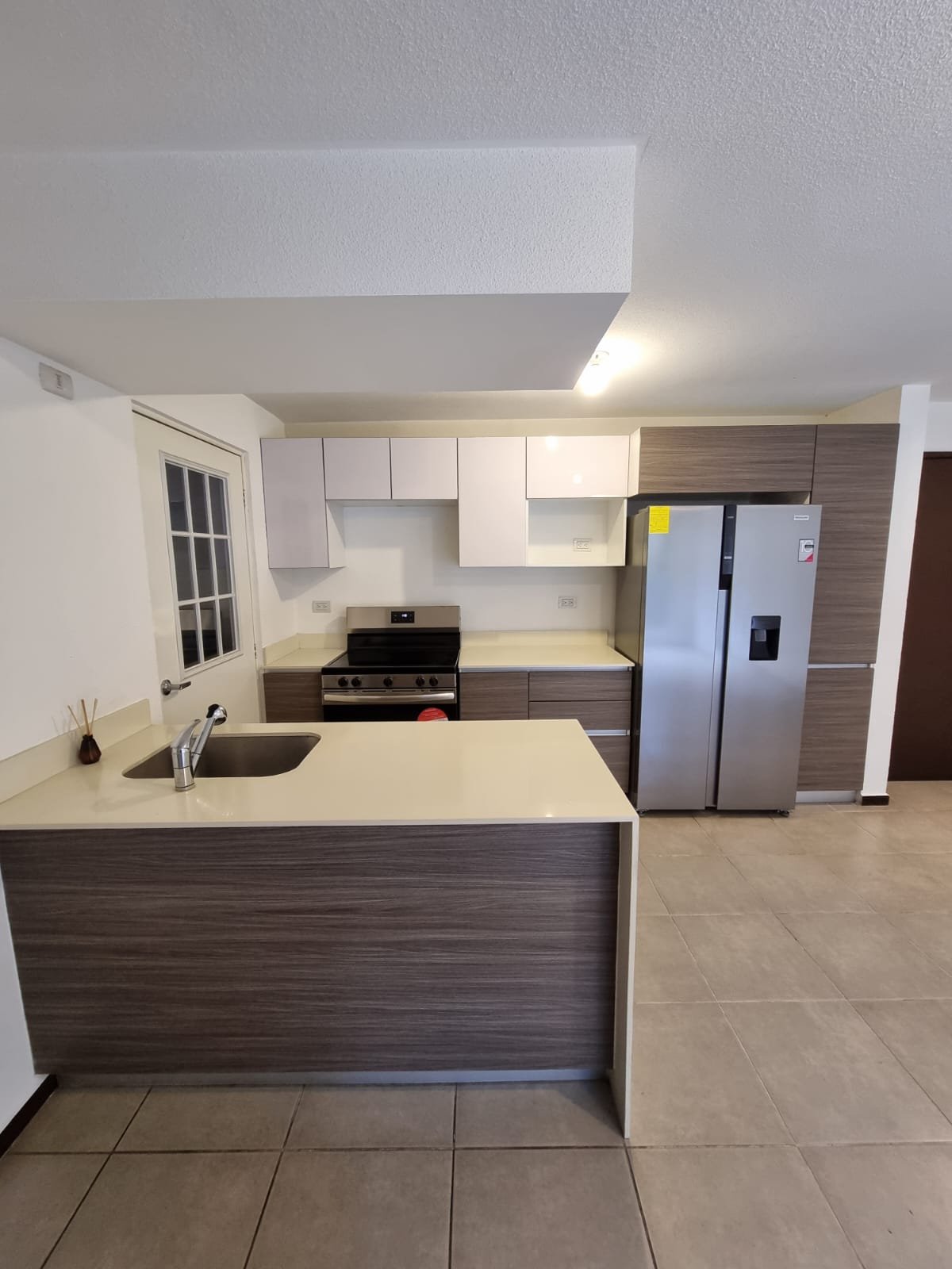 Apartamento en renta con balcón - 2 habitaciones - zona 11