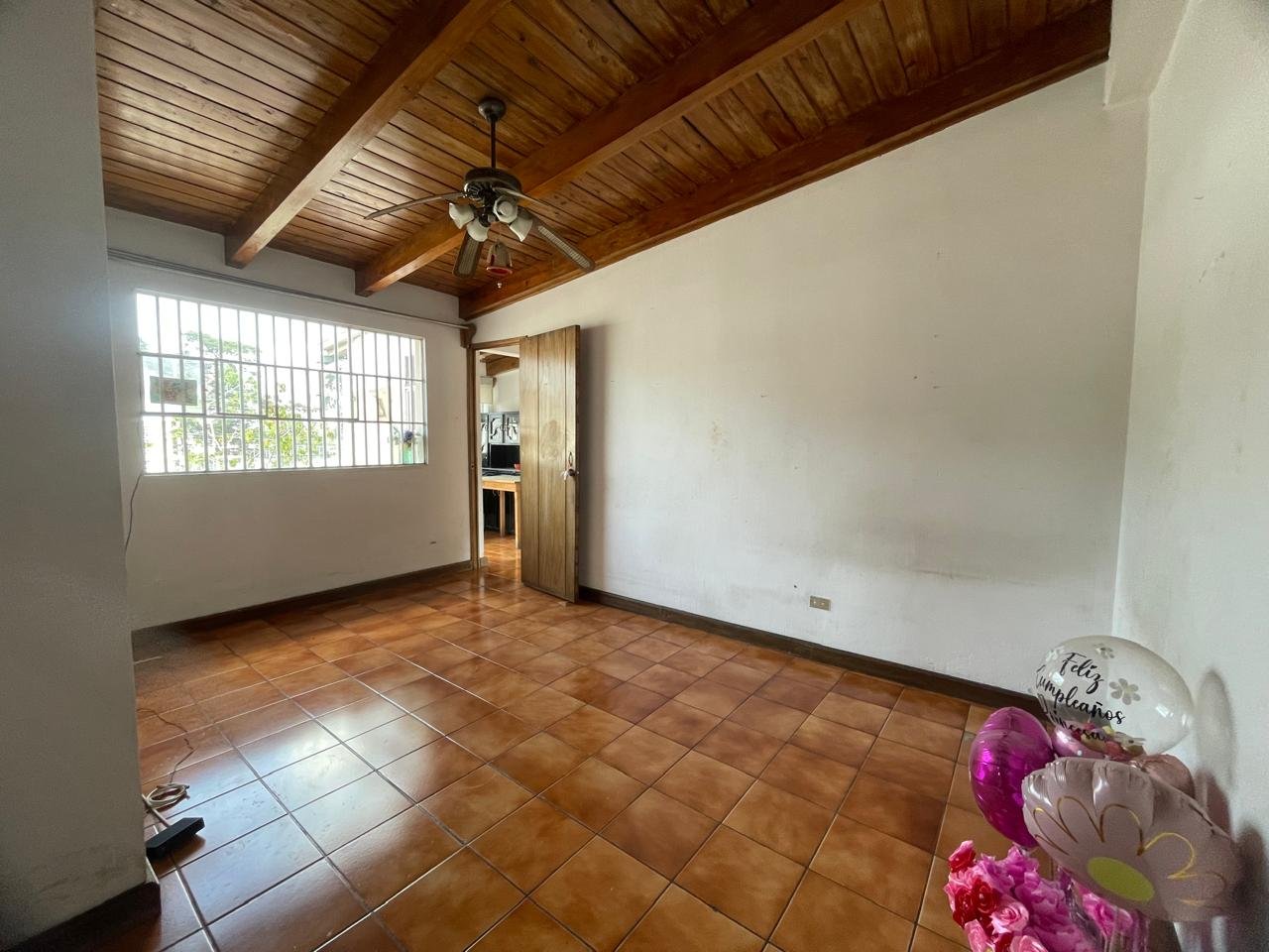 Casa con jardín en venta - 3 habitaciones en zona 7 de Mixco