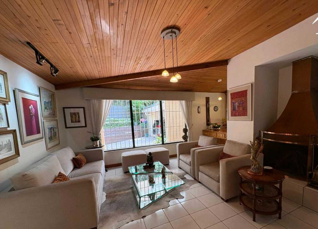 Casa con habitación de servicio  - 5 habitaciones en zona 15