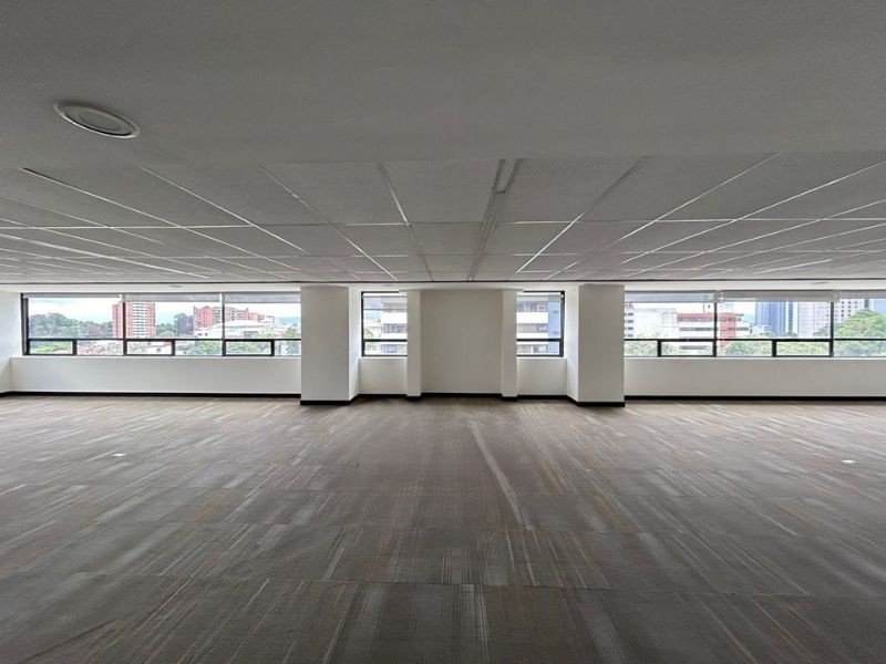 Oficina tabicada en renta con 6 espacios en zona 10