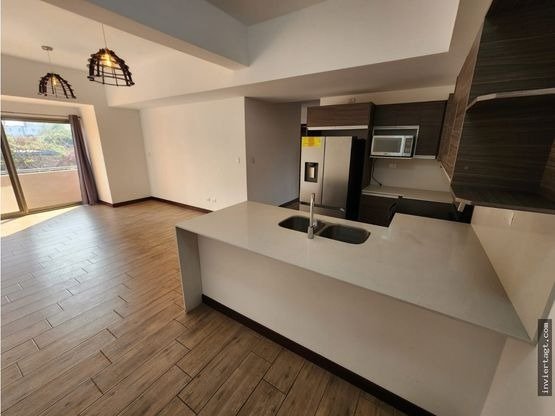 Apartamento en renta en nivel alto 3 habitaciones en zona 10