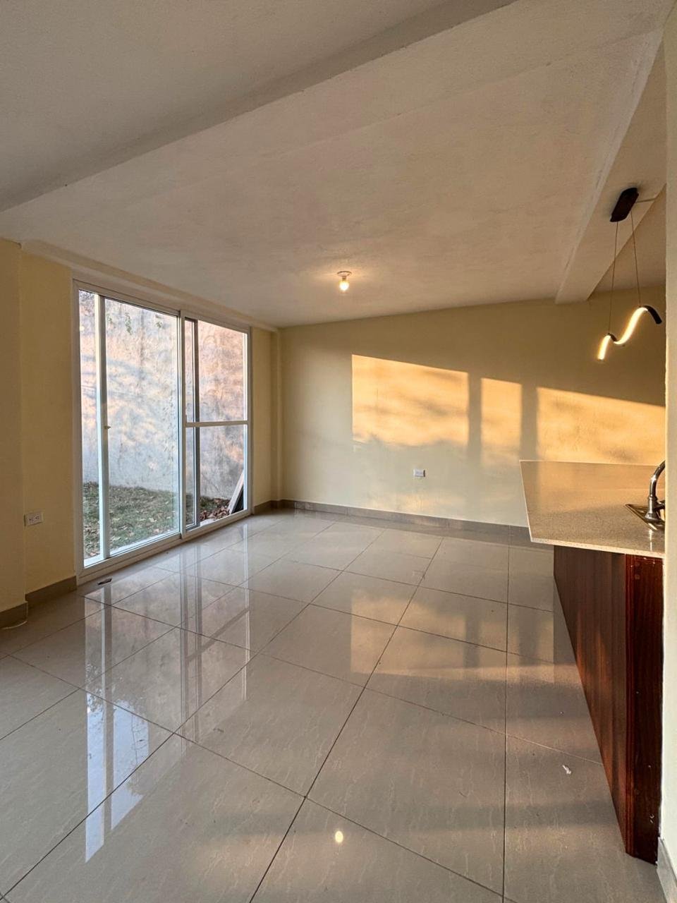 Venta de casa con habitacion de servicio – San Cristobal - Miniatura 2