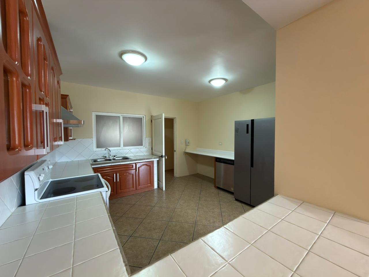 Apartamento con habitacion de servicio y balcón en zona 14