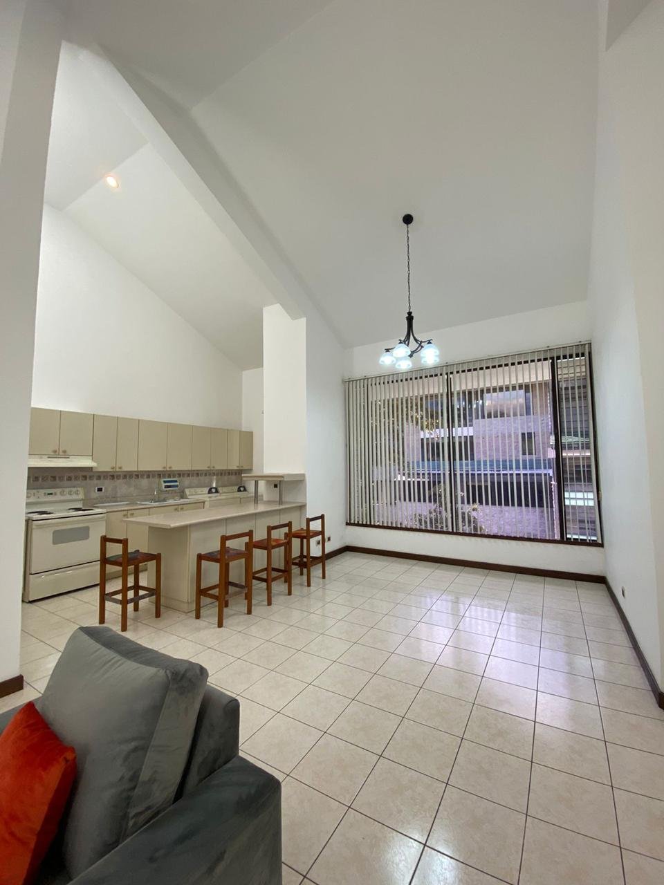 Apartamento semiamueblado - 2 habitaciones en zona 15