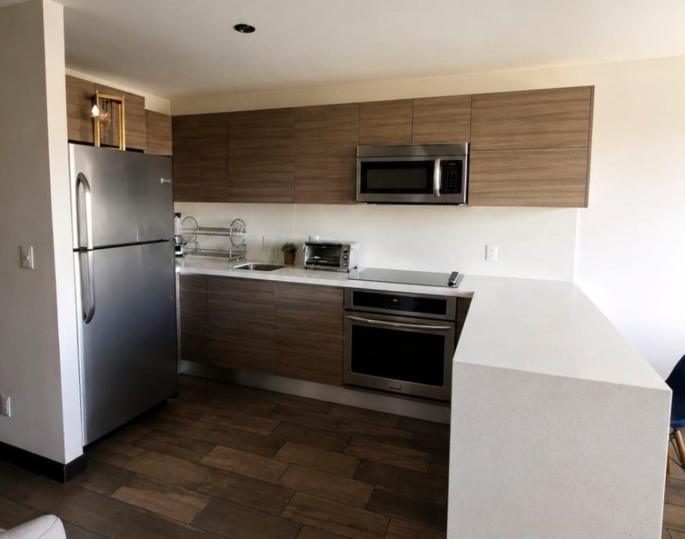 Renta de apartamento con balcon en zona 10 – 2 habitaciones - Image 1