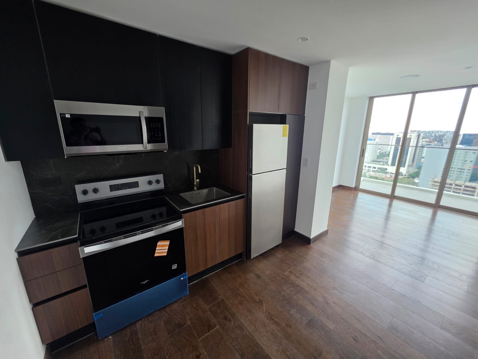 Renta de apartamento con balcón - 1 habitacion en zona 10