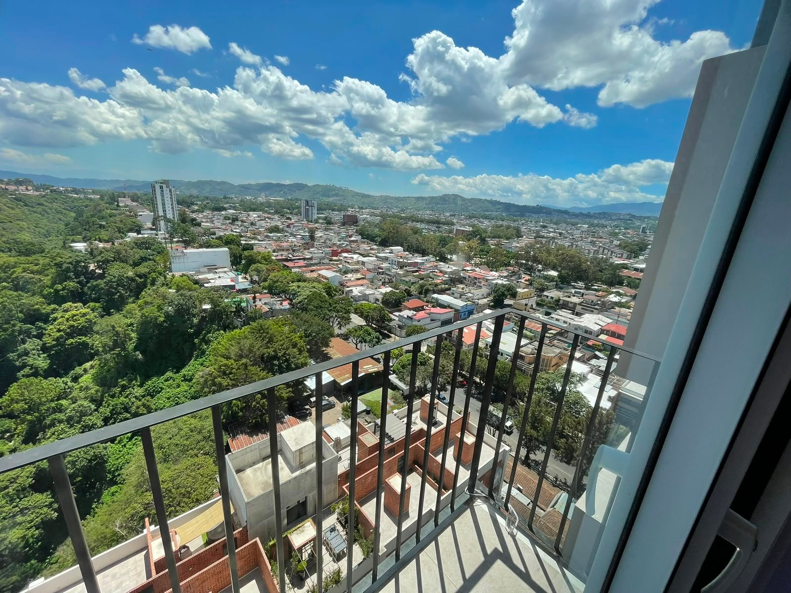 Apartamento en renta con gimnasio – 2 habitaciones en zona 2 – Baldone