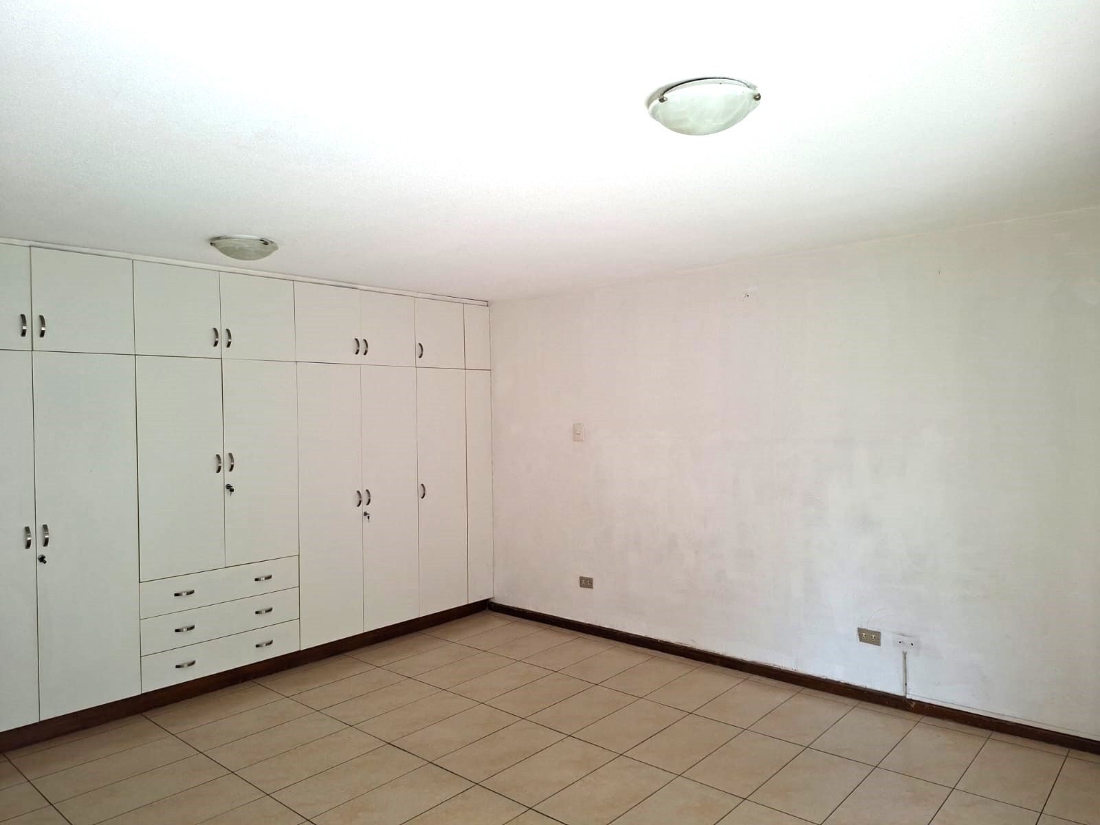 Venta de apartamento de 3 habitaciones en zona 15 VH 1 – Las Hadas