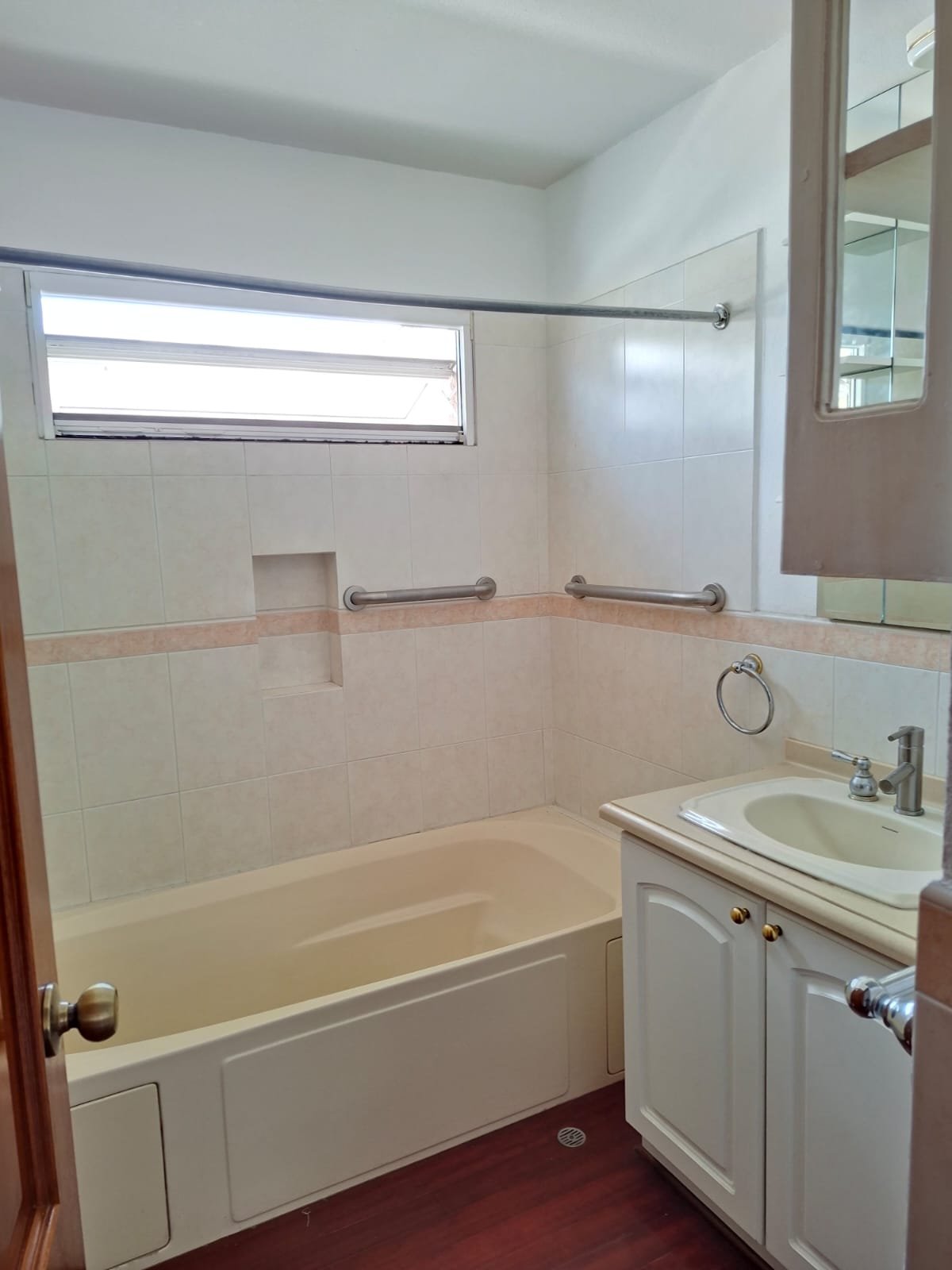 Casa con habitacion de servicio – dentro de garita zona 14