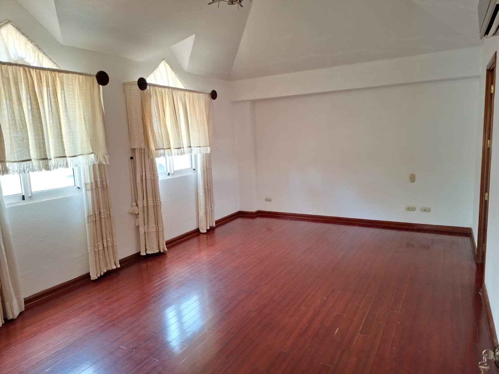Casa con habitacion de servicio – dentro de garita zona 14