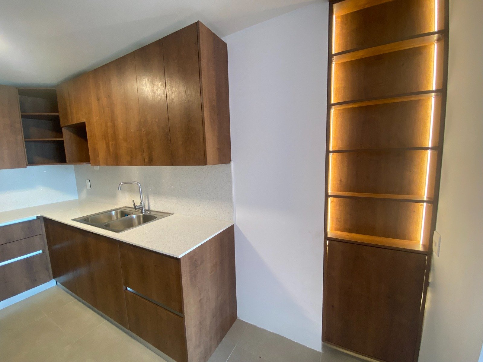 Apartamento en renta en zona 14 – nivel alto 2 habitaciones - Image 2