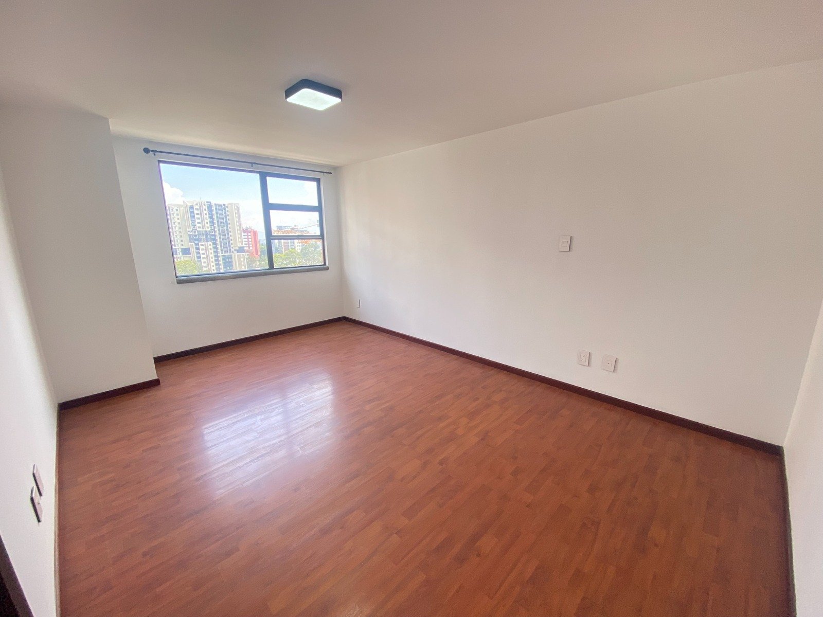 Apartamento en renta en zona 14 – nivel alto 2 habitaciones - Image 3