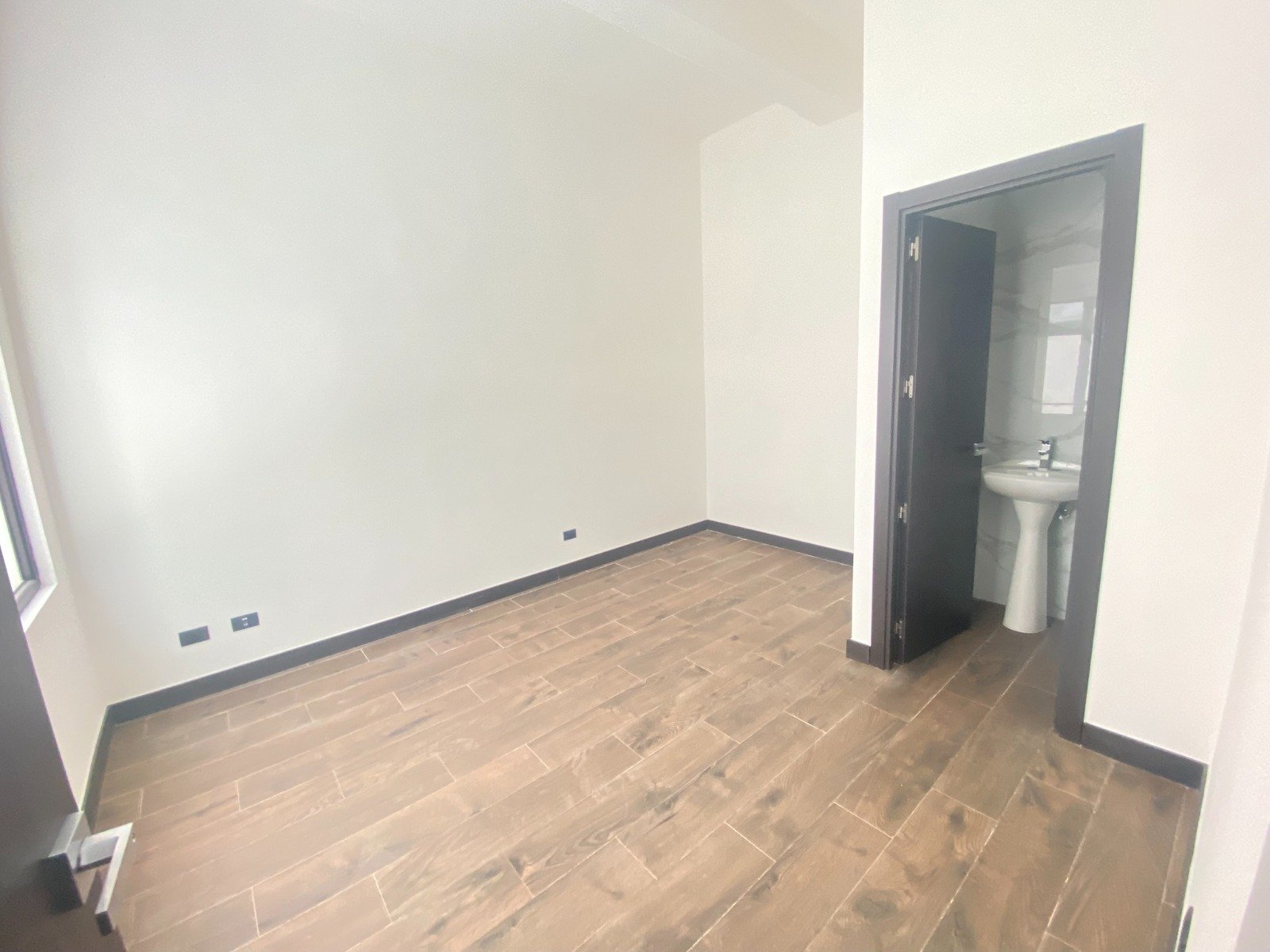 Apartamento en nivel bajo en renta en zona 1 – 3 habitaciones - Miniatura 2