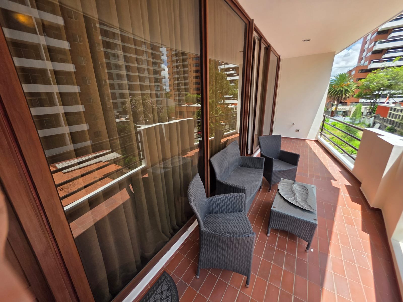 Apartamento amueblado con terraza de 1 habitacion en zona 14 - Image 3