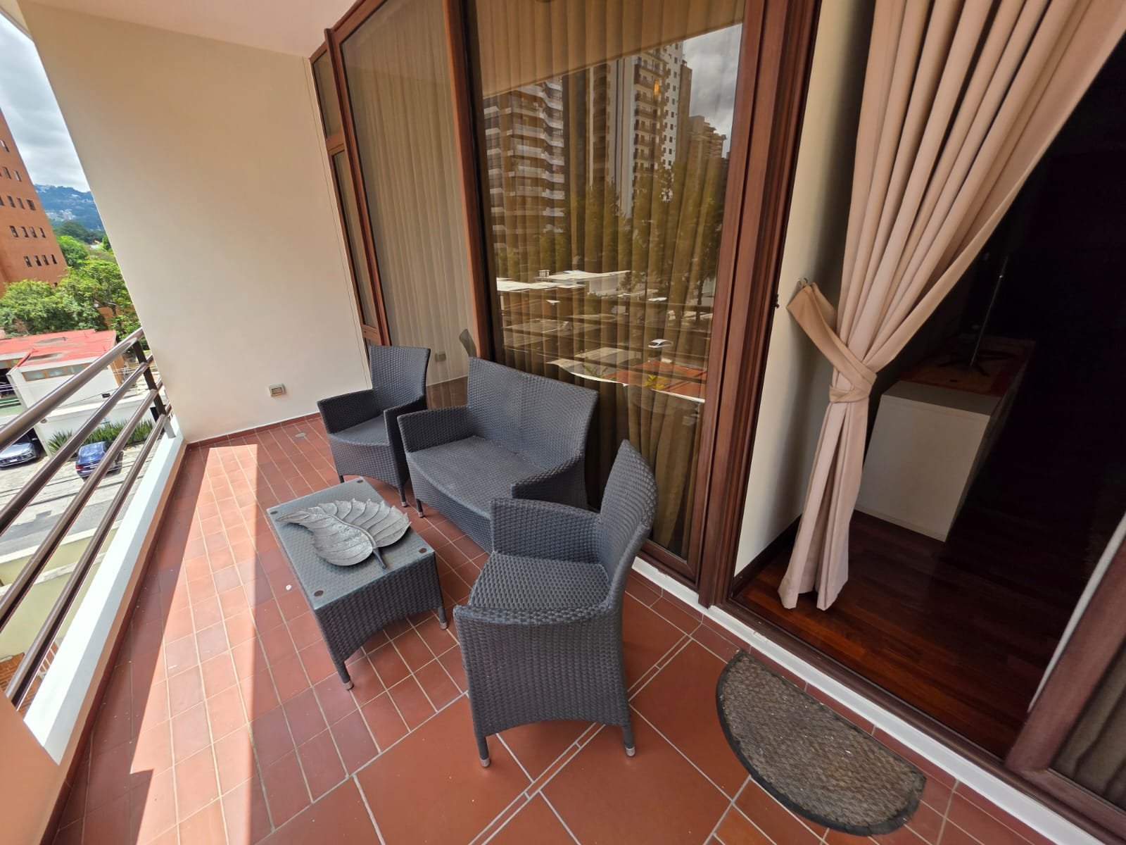 Apartamento amueblado con terraza de 1 habitacion en zona 14 - Image 4