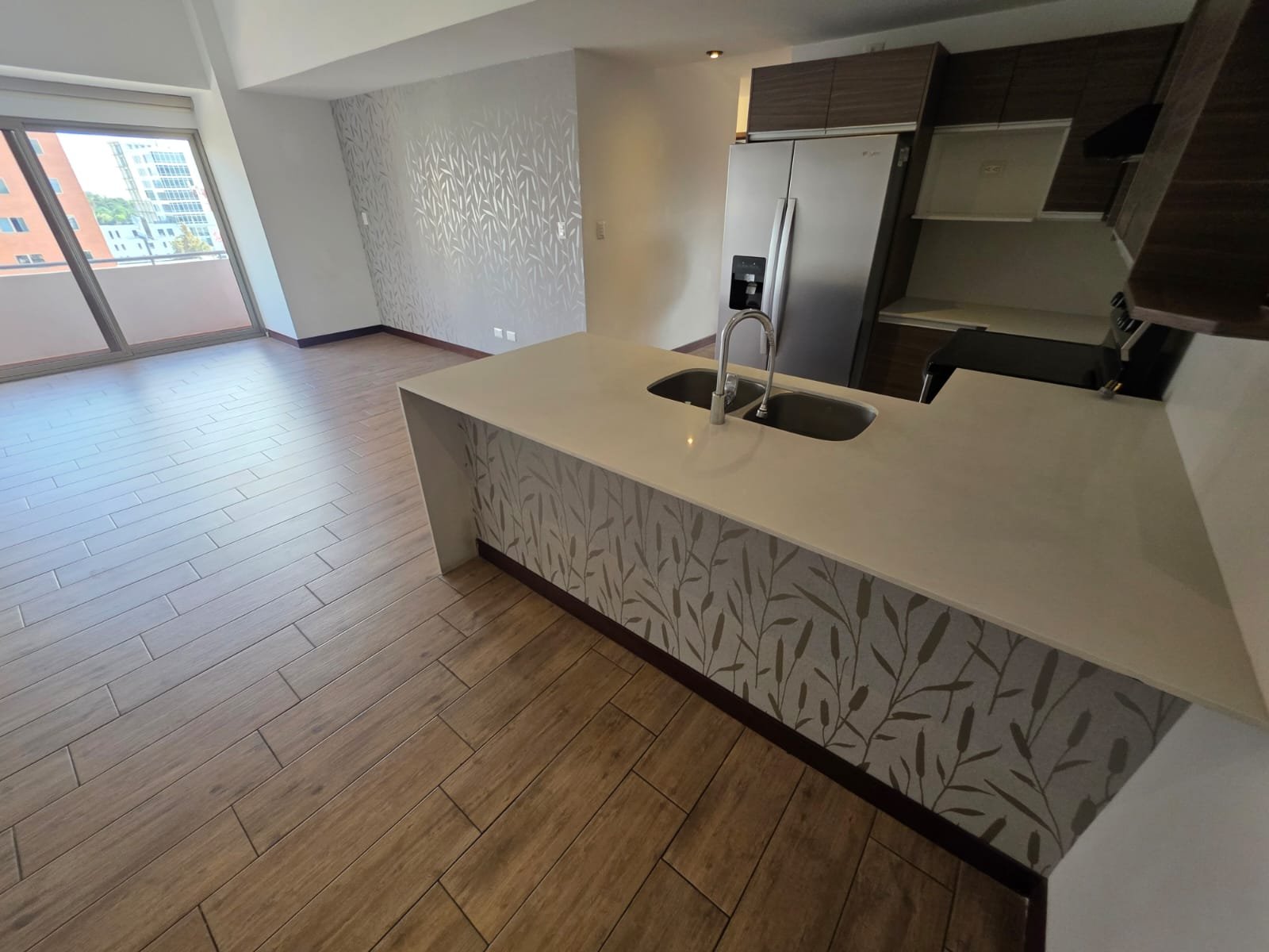 Renta de apartamento de 3 habitaciones en zona 10 -Nivel alto - Image 1