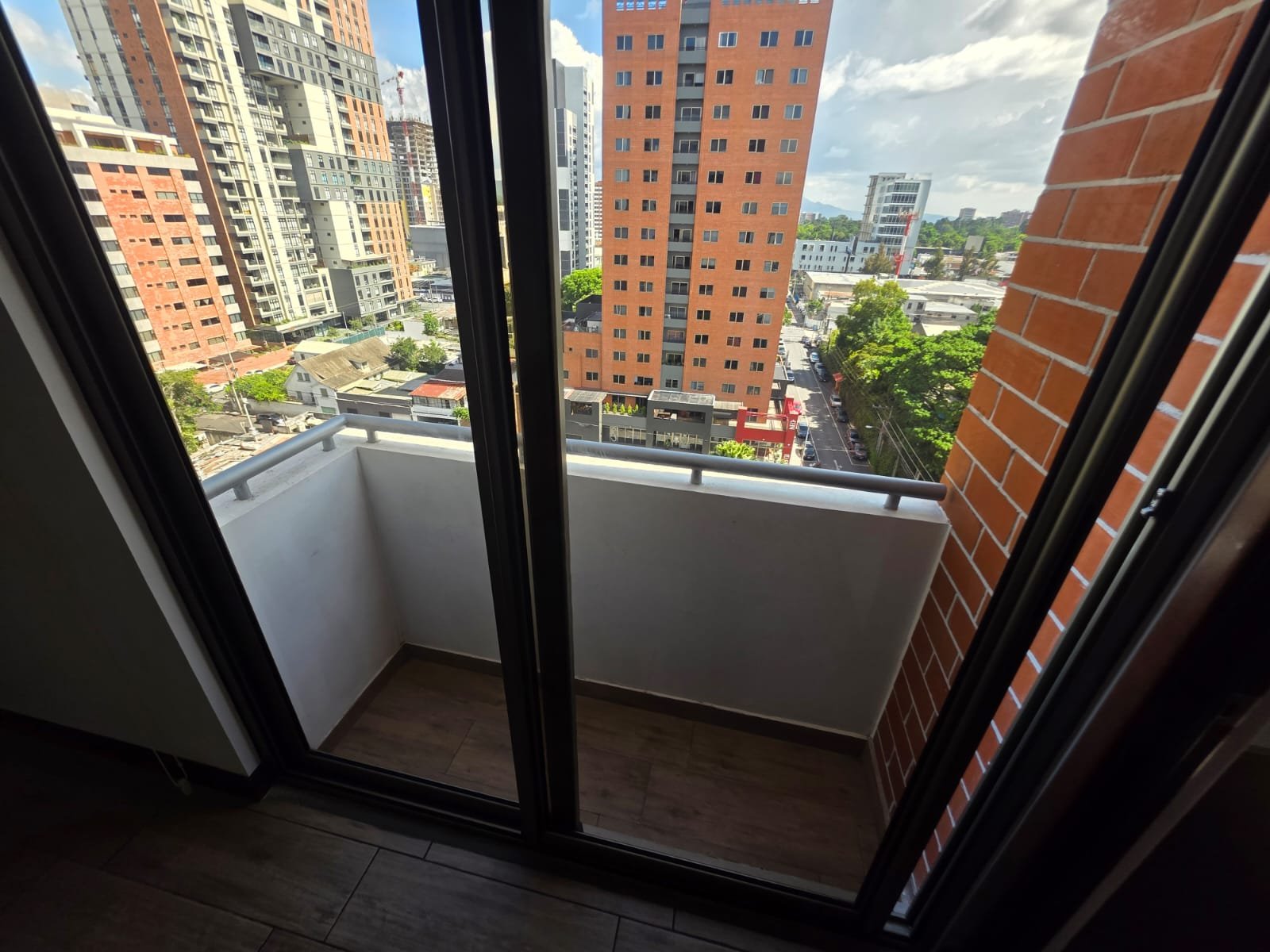 Renta de apartamento de 3 habitaciones en zona 10 -Nivel alto - Miniatura 7