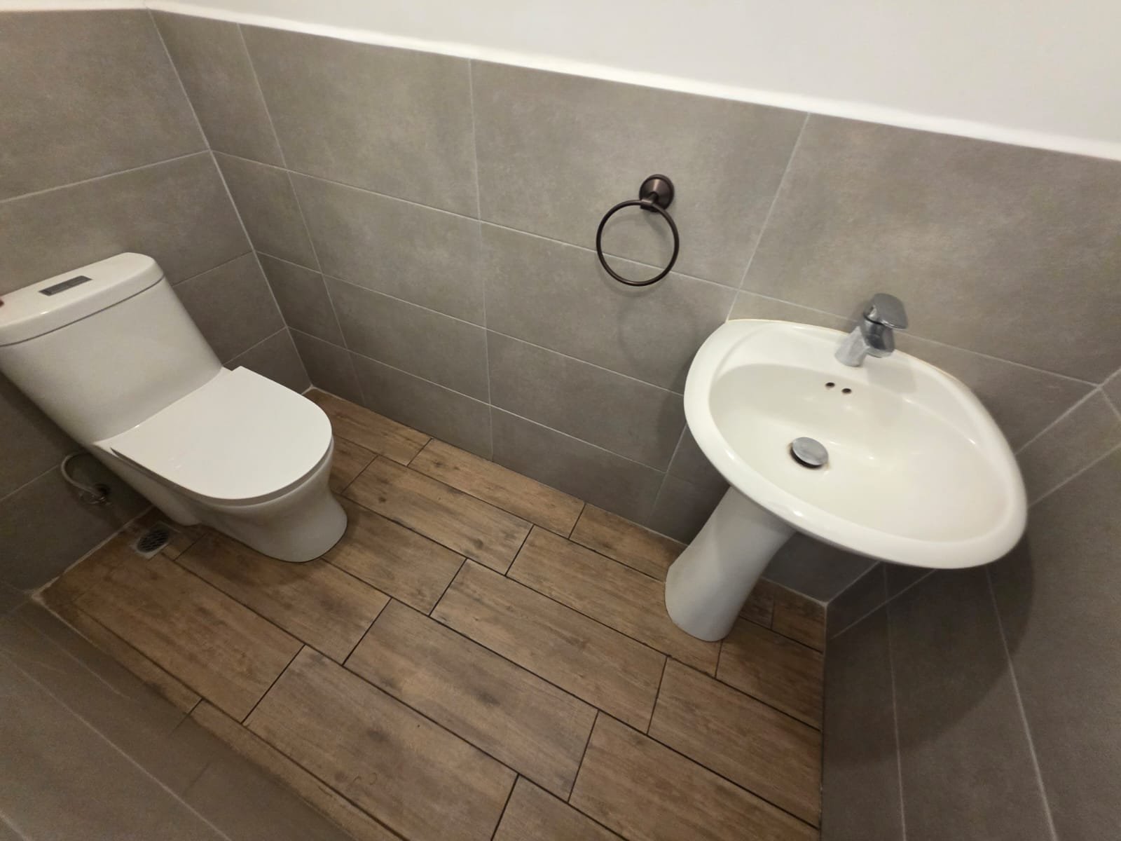 Renta de apartamento de 3 habitaciones en zona 10 -Nivel alto - Miniatura 8