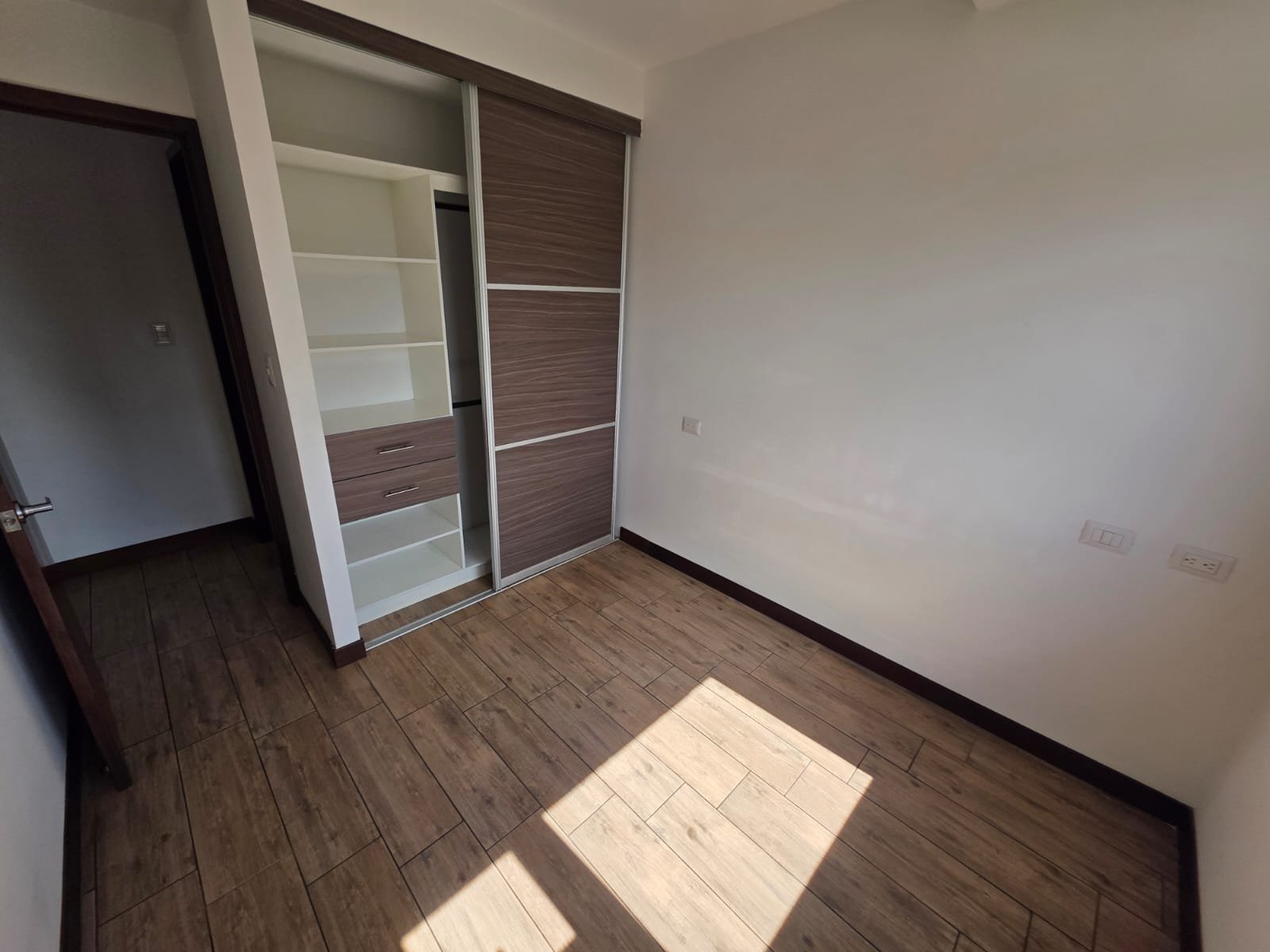 Renta de apartamento de 3 habitaciones en zona 10 -Nivel alto - Miniatura 9