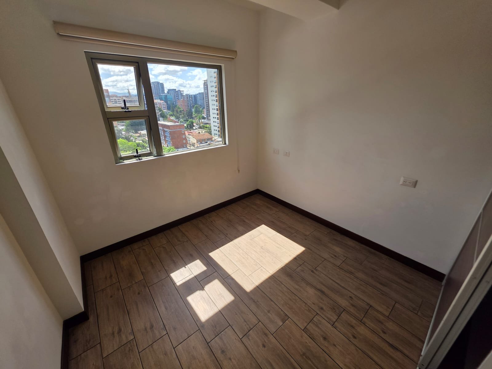Renta de apartamento de 3 habitaciones en zona 10 -Nivel alto - Miniatura 10