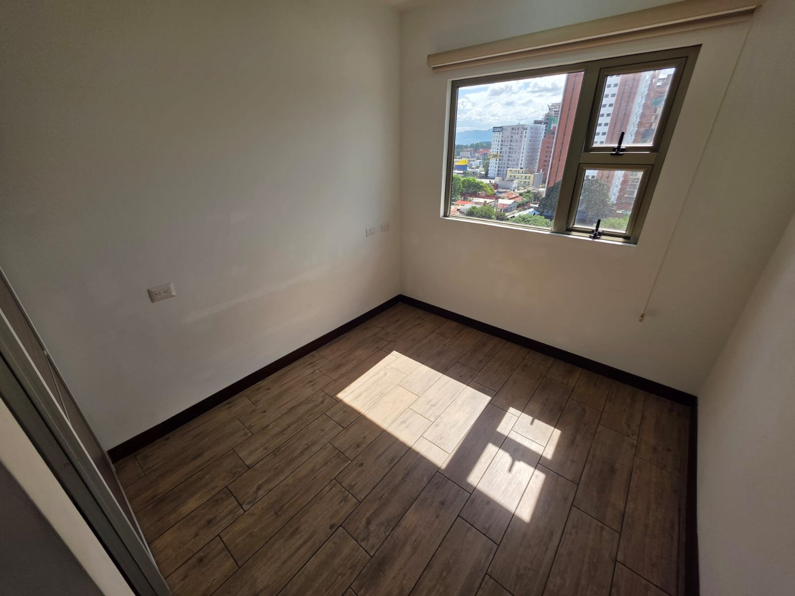 Renta de apartamento de 3 habitaciones en zona 10 -Nivel alto - Miniatura 11