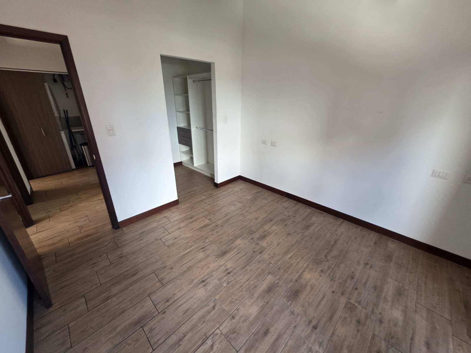 Renta de apartamento de 3 habitaciones en zona 10 -Nivel alto - Miniatura 13