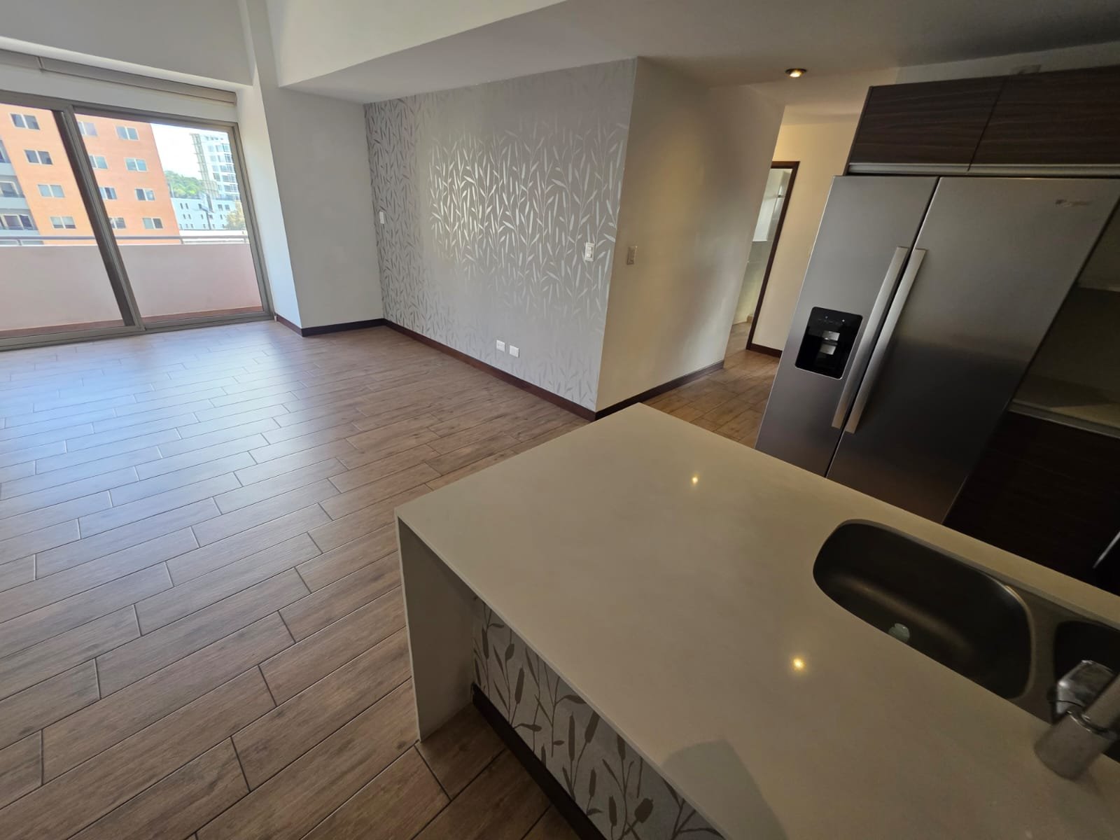 Renta de apartamento de 3 habitaciones en zona 10 -Nivel alto - Miniatura 3