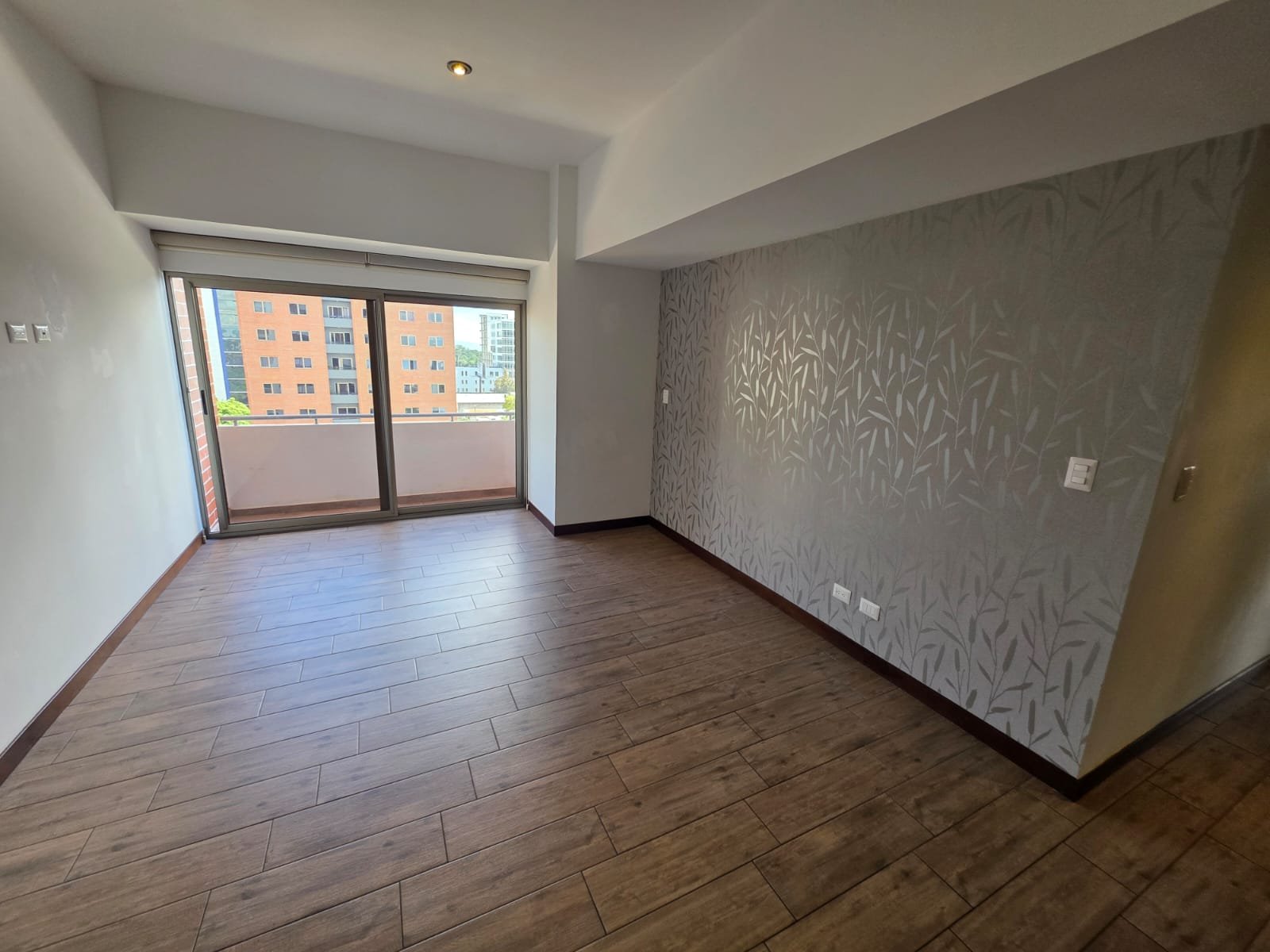 Renta de apartamento de 3 habitaciones en zona 10 -Nivel alto - Miniatura 5
