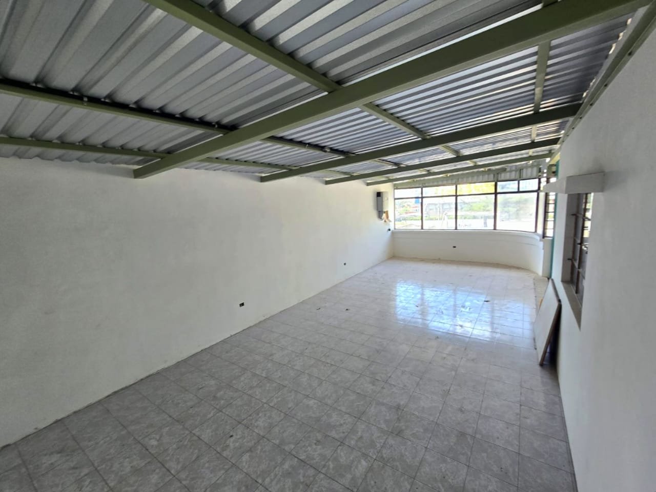 Renta de ofibodega de 900 metros en zona 9