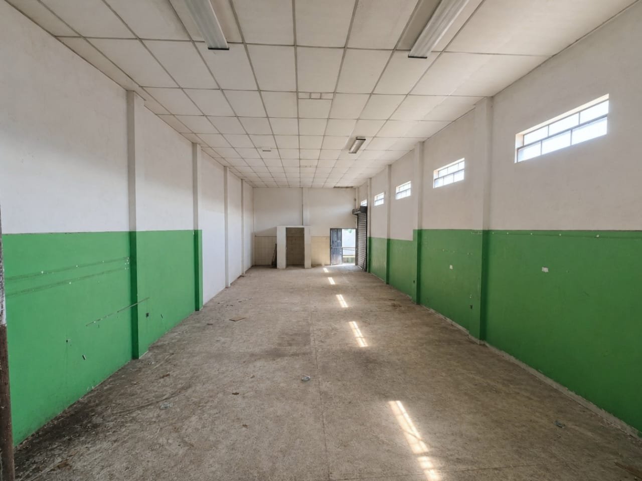 Renta de ofibodega de 900 metros en zona 9