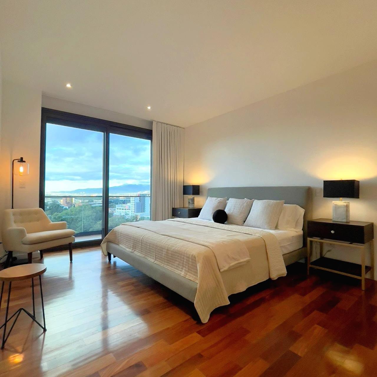 Apartamento amueblado en Lucca zona 10 – 3 habitaciones