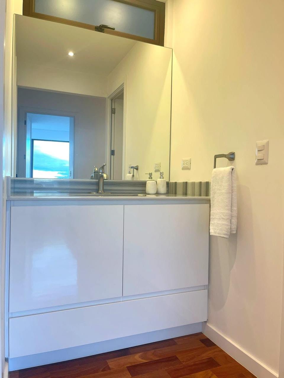 Apartamento amueblado en Lucca zona 10 – 3 habitaciones
