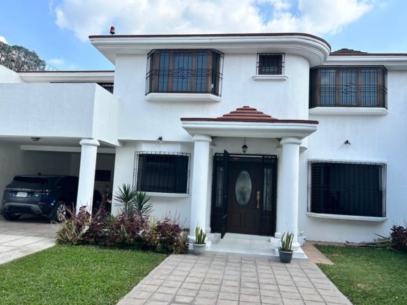 Casa en renta en zona 16 cercano a Cayala 4 habitaciones