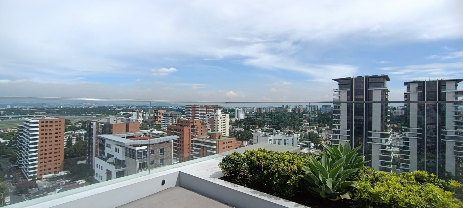 Apartamento en renta – 3 habitaciones Edificio NOVUS zona 14 – Novus