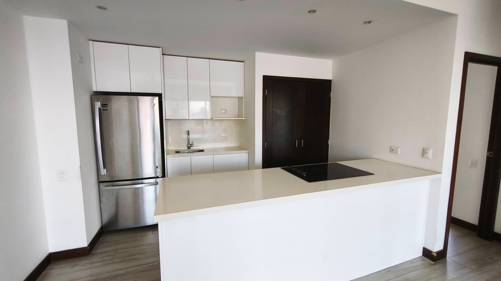 Apartamento en renta – 3 habitaciones Edificio NOVUS zona 14 – Novus