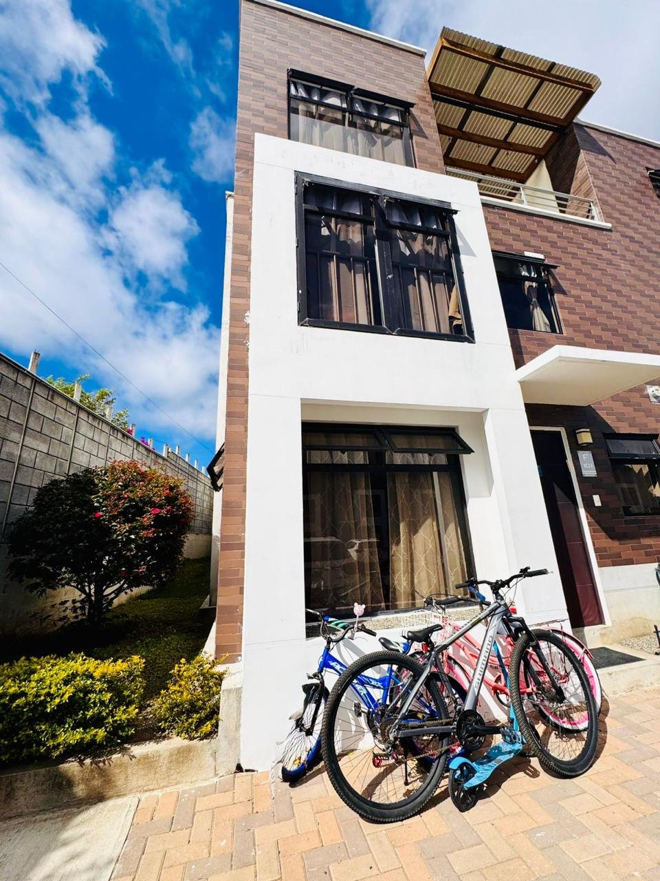 Se vende casa de 3 niveles Alika Club Residencial Km 18.5