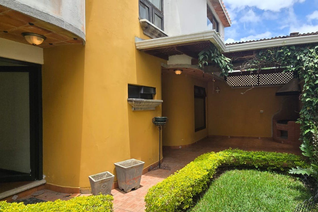 Casa en renta dentro de condominio tipo colonial – Km 18.5