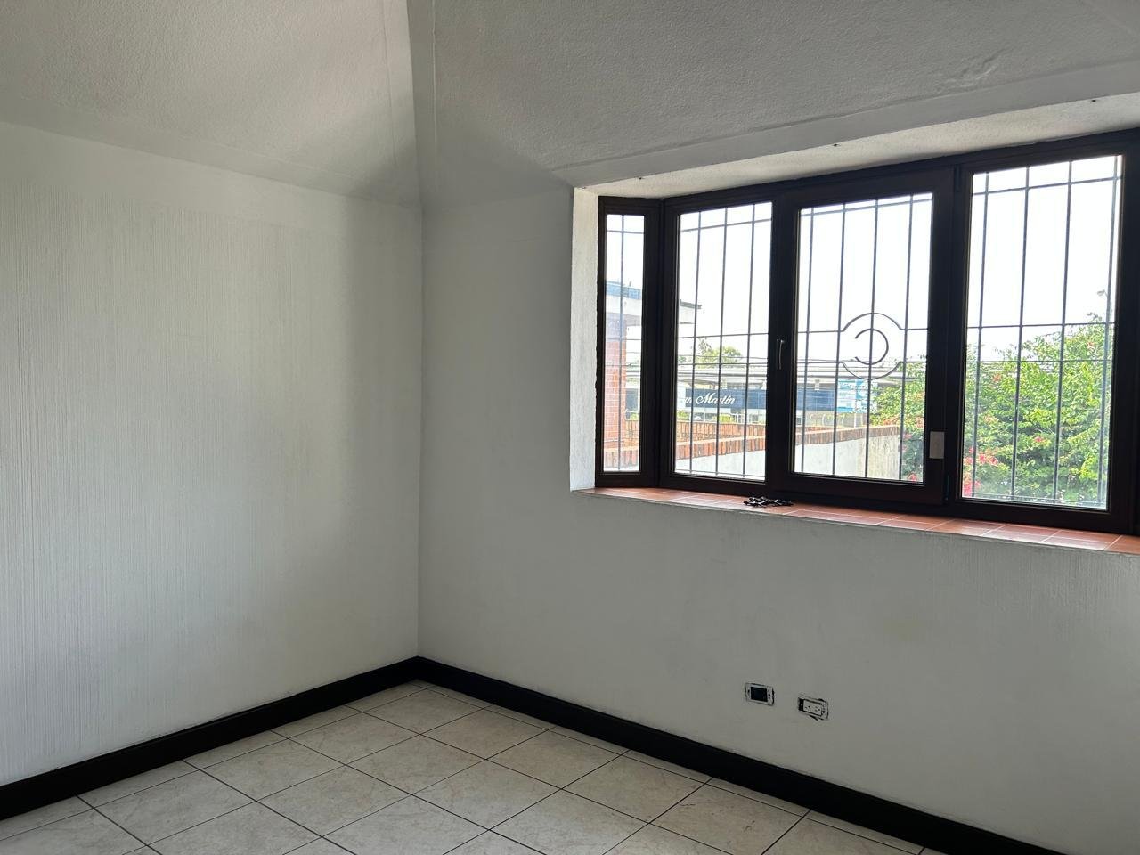 Casa en renta en zona 16 cercano a Cayala 4 habitaciones