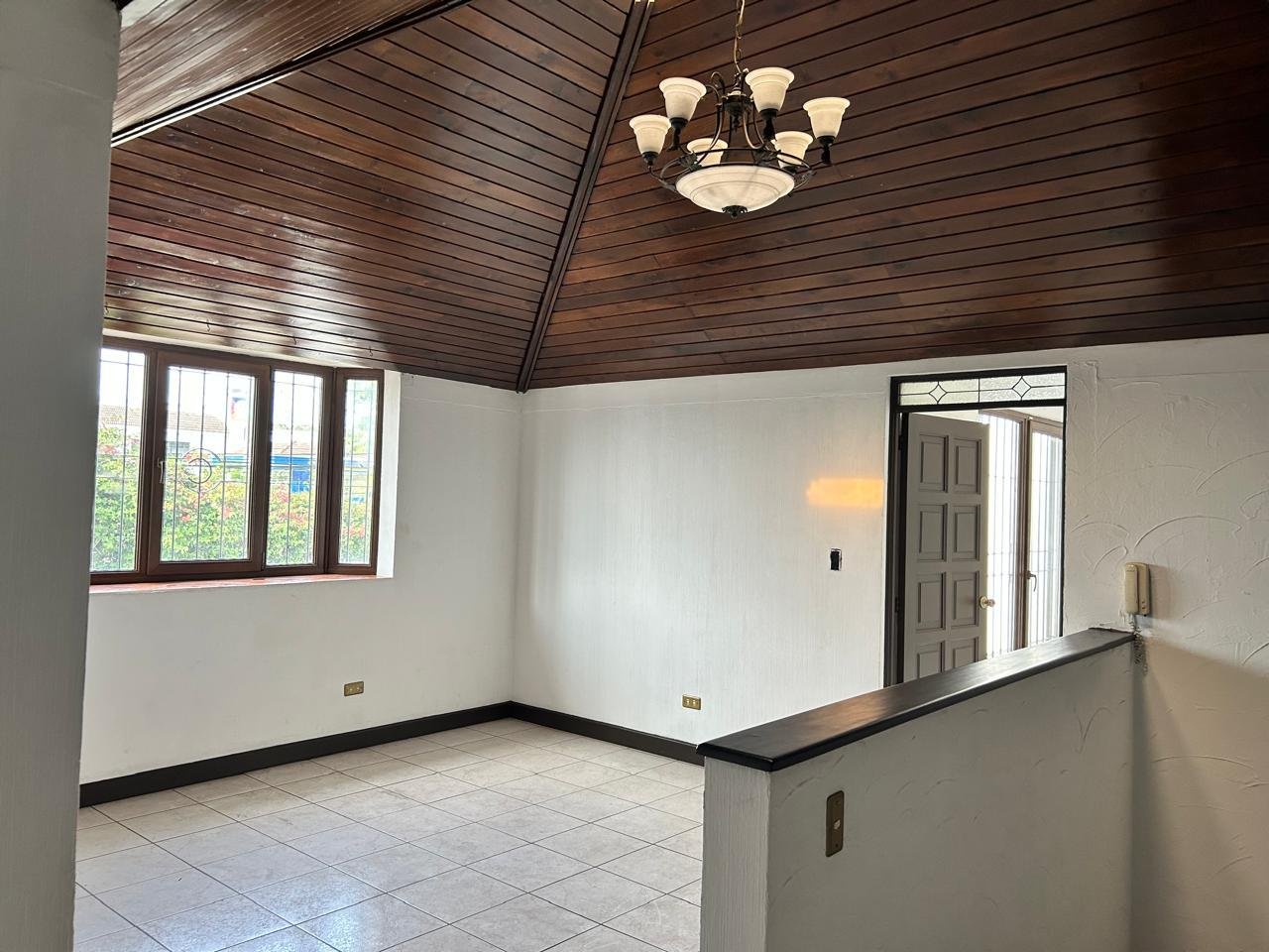 Casa en renta en zona 16 cercano a Cayala 4 habitaciones
