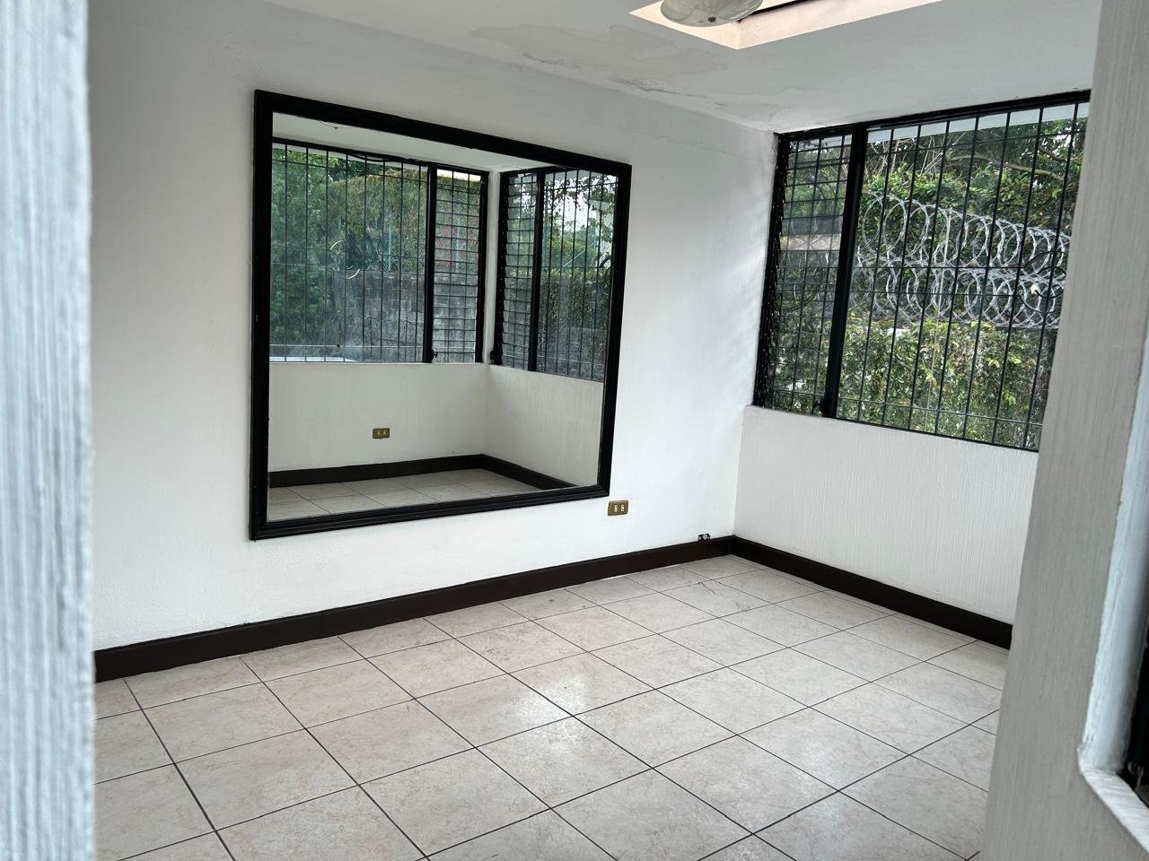 Casa en renta en zona 16 cercano a Cayala 4 habitaciones