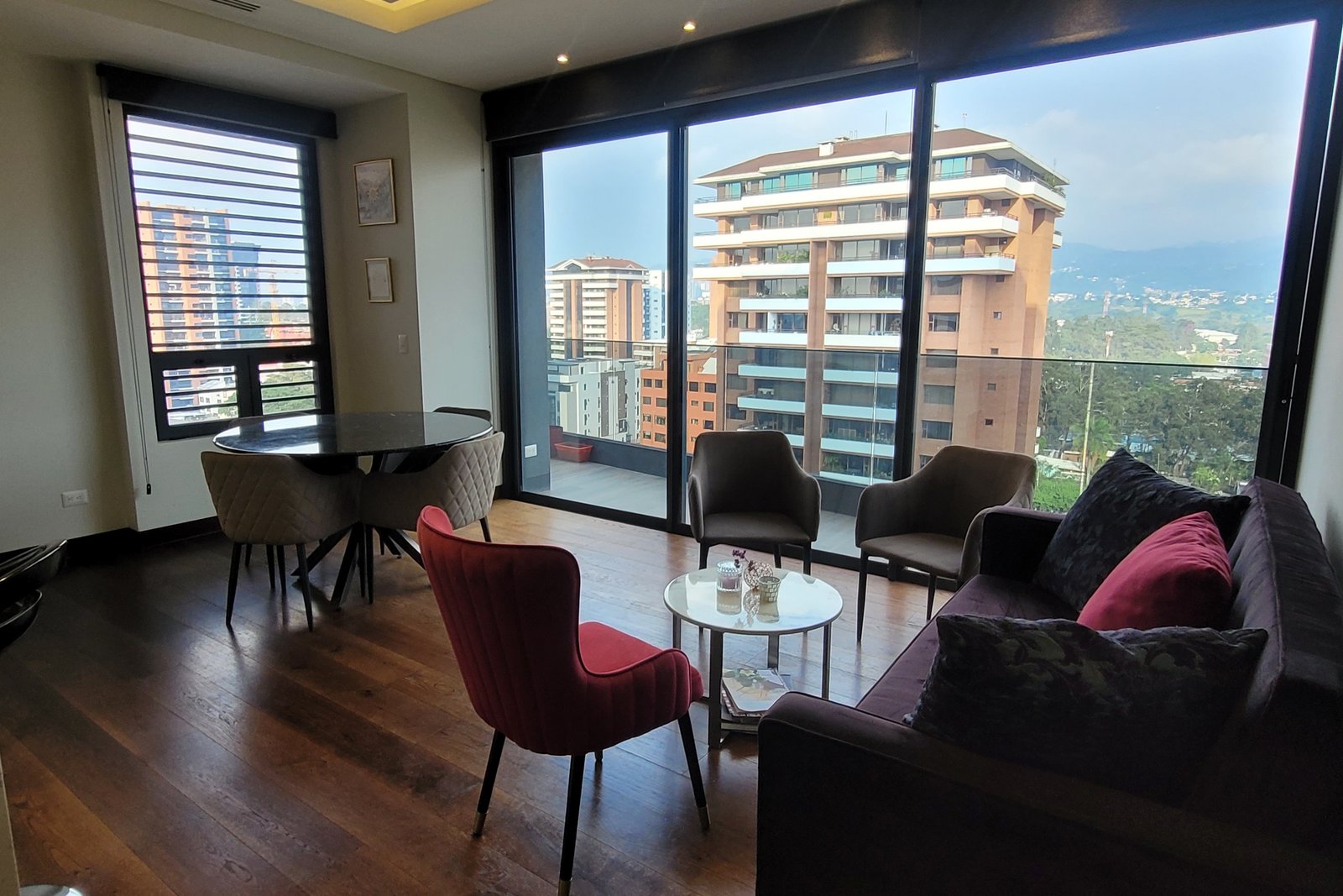 Apartamento en renta amueblado zona 14 Santa Ines del Parque
