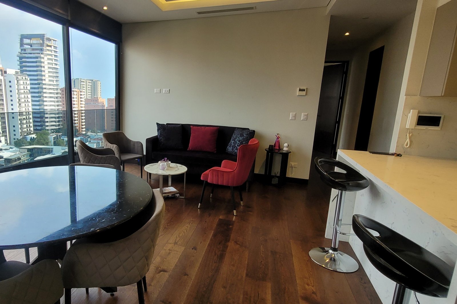 Apartamento en renta amueblado zona 14 Santa Ines del Parque