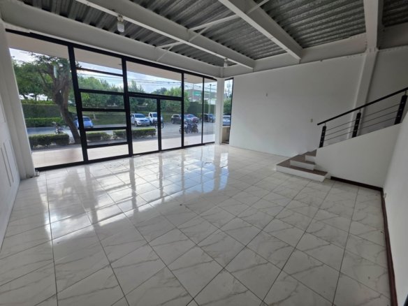 Local - Bodega en renta  showroom Carretera al Salvador km22