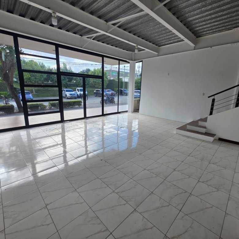 Local - Bodega en renta  showroom Carretera al Salvador km22