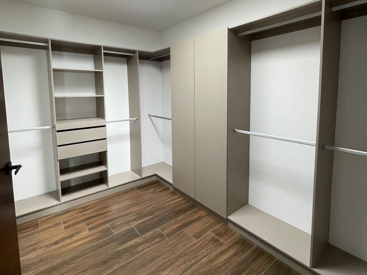 Casa en Renta en Zona 10, 3 habitaciones y hab de servicio