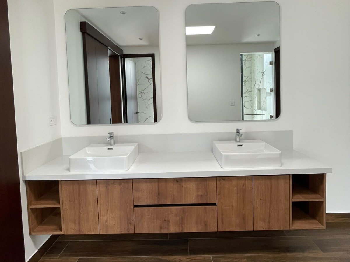 Casa en Renta en Zona 10, 3 habitaciones y hab de servicio